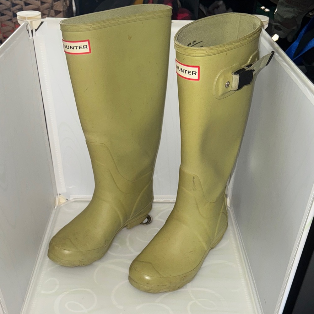WOMEN’s hunter rain boots size US 5 F
Green
